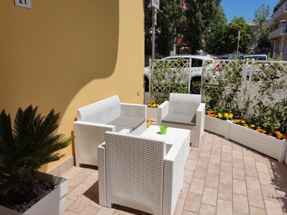 Residence Yellow Римини Екстериор снимка